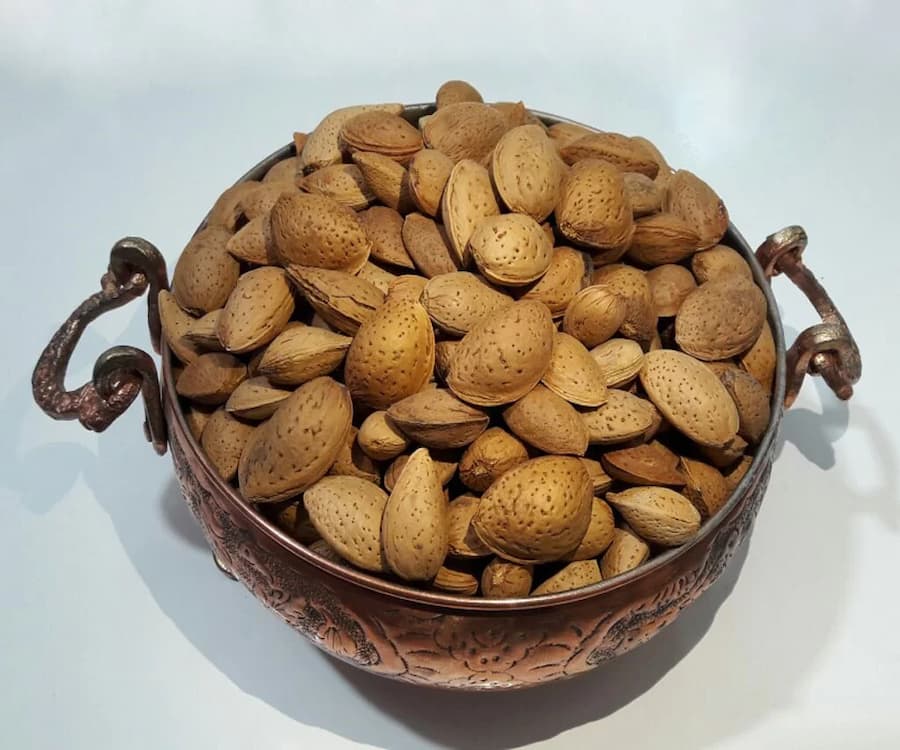 بادام سنگی قزوین؛ مغزبزرگ (قهوه ای روشن) طعم خاص