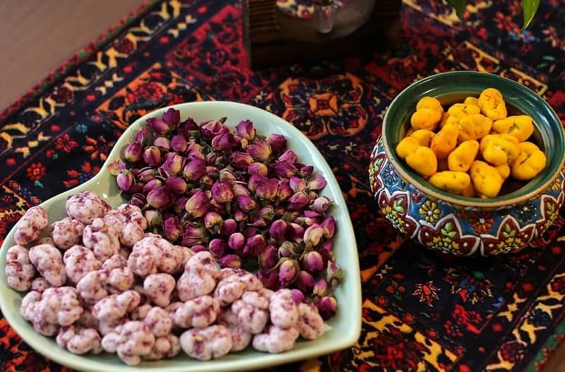 نقل گلاب؛ طبع گرم انرژی زا ترکیب (شکر آب اسانس گل محمدی)