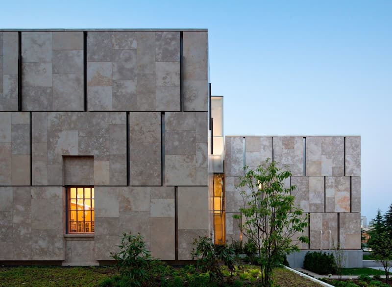 سنگ نمای ساختمان یک طبقه؛ ساده طرح دار 2 رنگ سفید مشکی