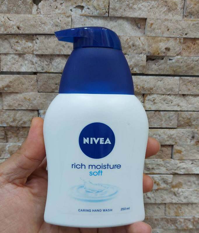 مایع دستشویی نیوا؛ فومی کرمی ساده حاوی رایحه گل بهاری