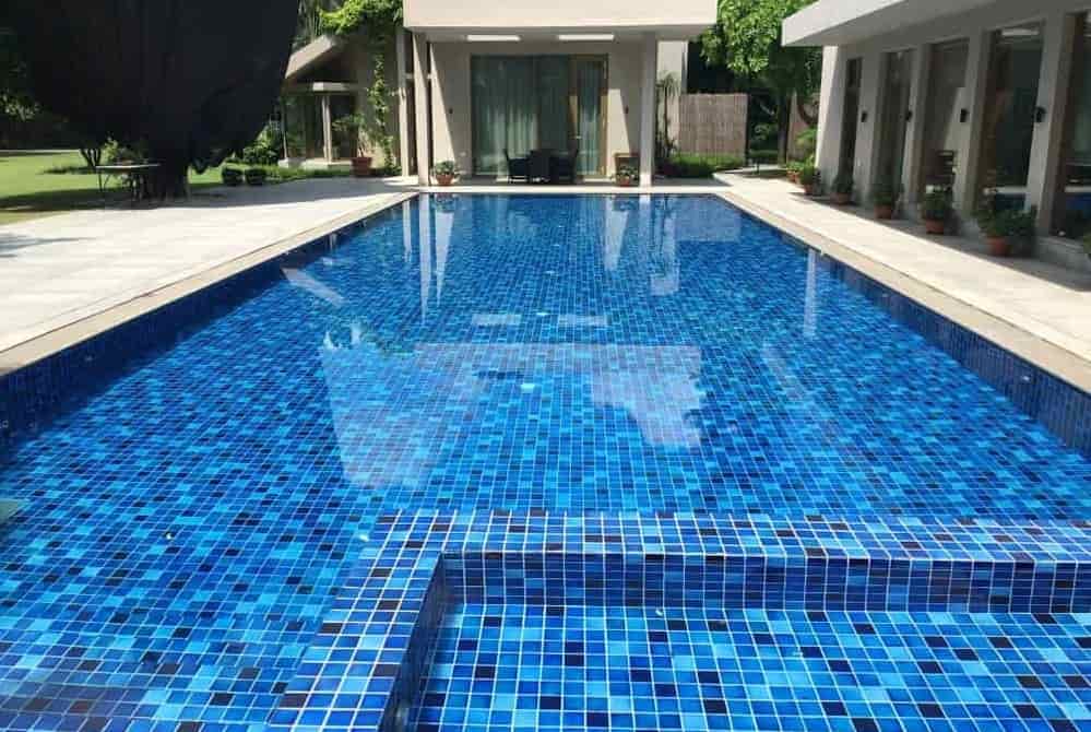 کاشی استخری سبزوار؛ شطرنجی ساده لعابدار 3 رنگ آبی سفید سرمه ای