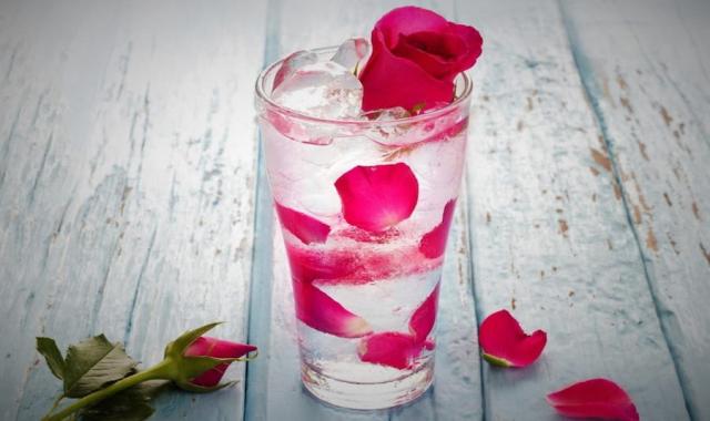 گلاب فون؛ شفاف زلال طعم تلخ گس 2 ماده مغذی ویتامین E C