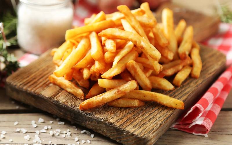 خلال سیب زمینی نازک (چیپس) ترد حاوی ویتامین A C مناسب انواع غذا