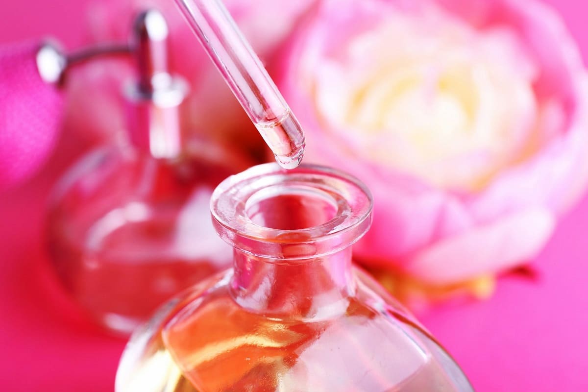 گلاب کاشان یک لیتری؛ طبع گرم سلامت پوست آرام بخش رفع استرس