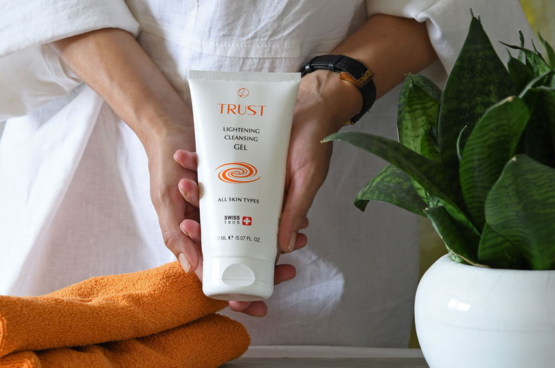 شوینده صورت تراست؛ آبرسان پاک‌کننده کنترل چربی ویتامین E