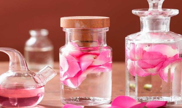 گلاب نگین کاشان (عرقیات) دو آتیشه سبک حاوی مواد معدنی ویتامین E