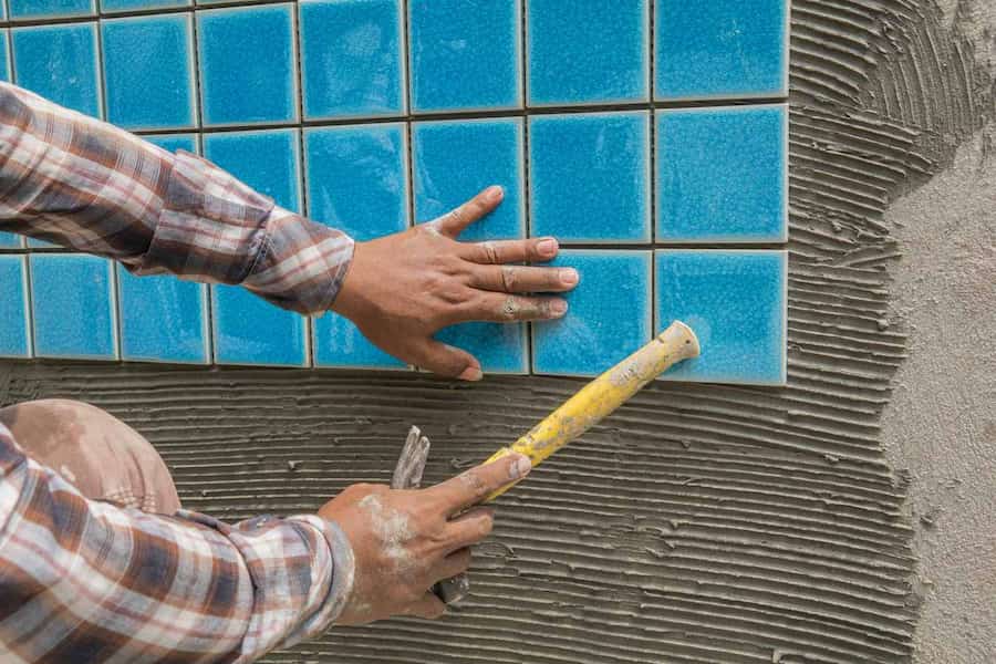 کاشی استخری بزرگ؛ مقاوم براق 4 رنگ زرد سفید آبی سورمه ای