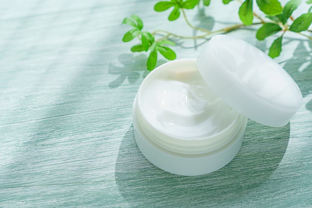 کرم آبرسان پمپی؛ جذب سریع رایحه میوه استفاده آسان ویتامین (A E B C D)