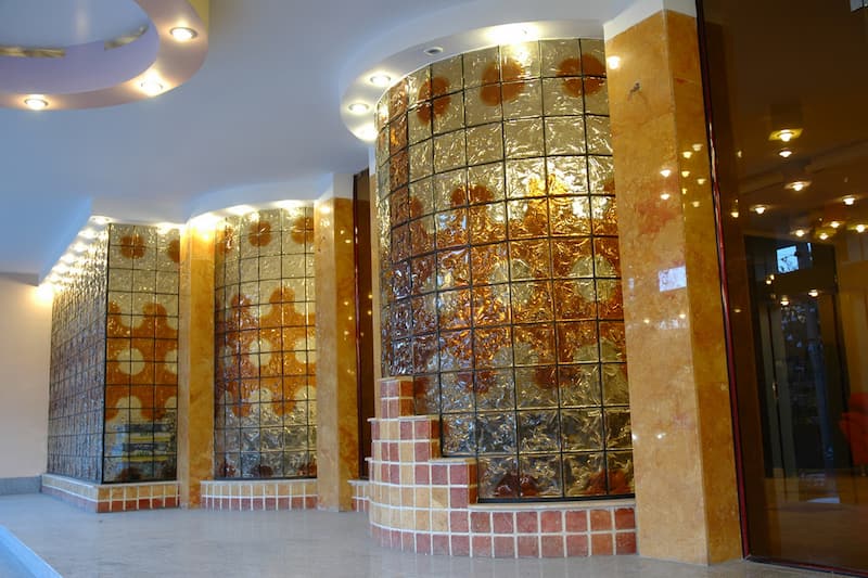 کاشی شیشه ای رنگی؛ براق نورانی نشکن بین کابینت