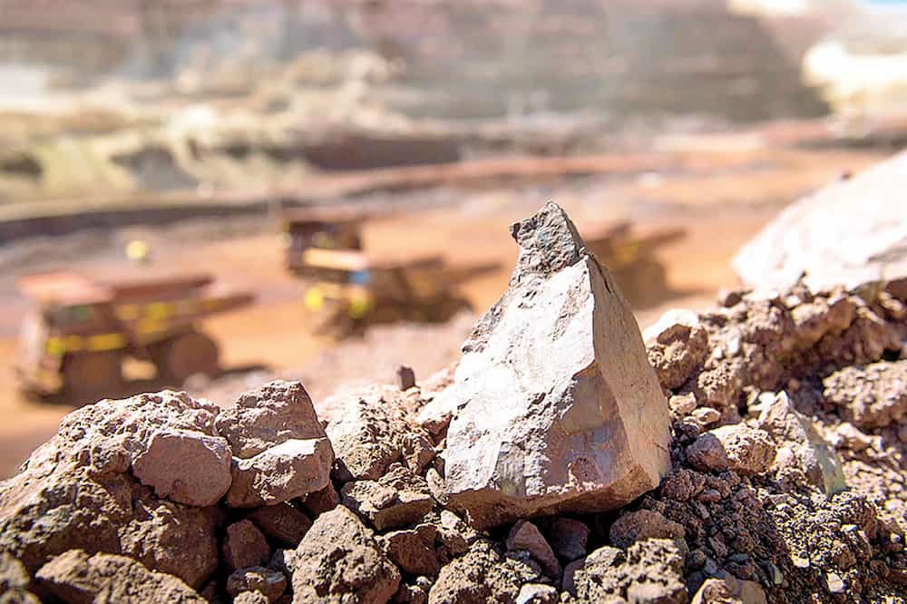 سنگ آهن اسپیدان؛ رنگ قهوه ای تیره شکل پودری مناسب ساخت آلیاژ فولاد