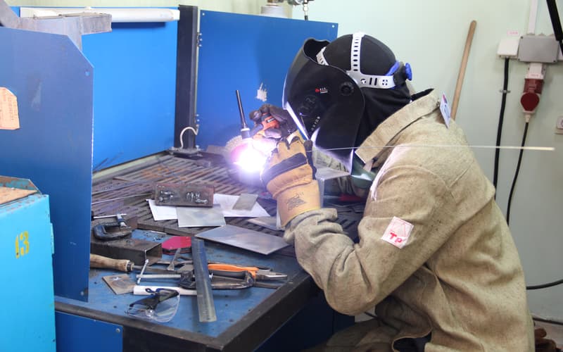 دستگاه پیچ جوش؛ احتراقی استنلس بدنه فلزی وزن 75 کیلو گرم