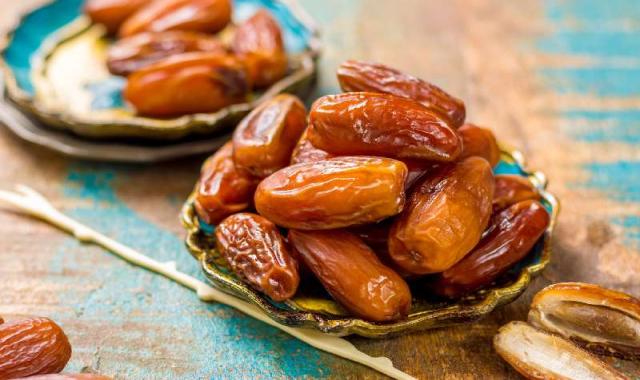 خرمای دیری آبادان؛ تخم مرغی بافت (سفت سخت) قهوه ای