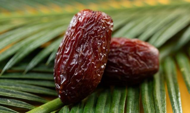 خرمای فشرده؛ طبع گرم 2 نوع (شیره دار بدون شیره) آهن کلسیم