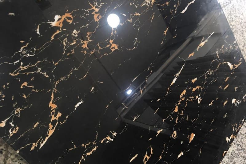 سرامیک مشکی طرح سنگ؛ خاک رس مقاوم مناسب مراکز تجاری تفریحی