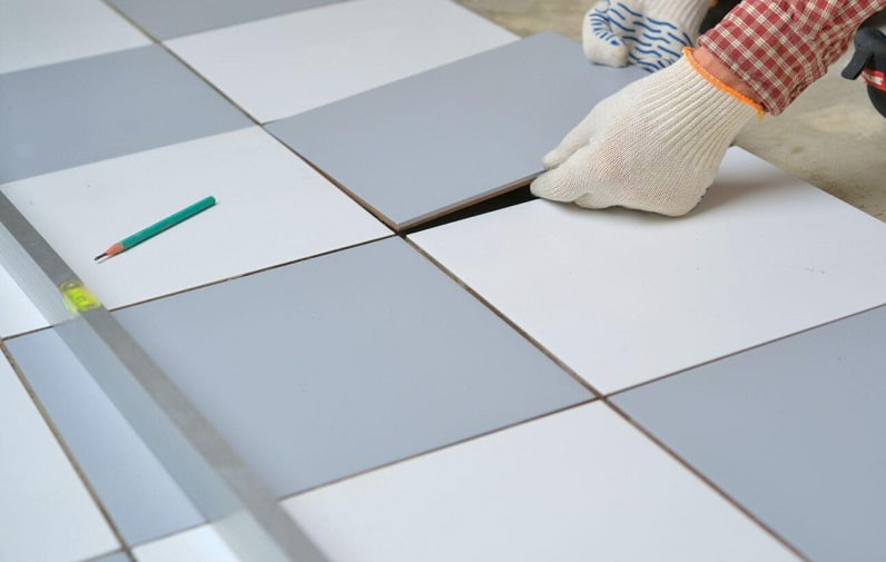 کاشی کف اتاق؛ طرحدار ساده 2 رنگ مات براق عدم لکه پذیری نداشتن اصطکاک