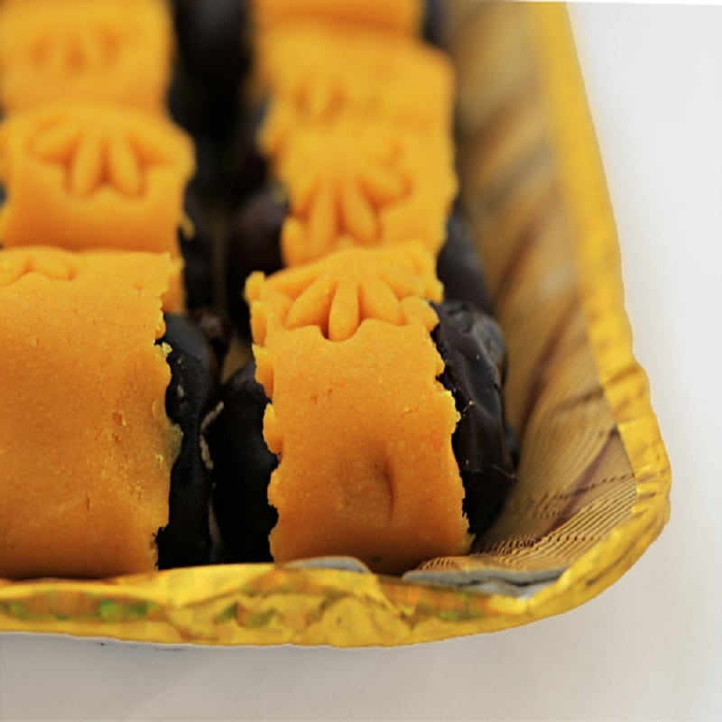 خرما روکش حلوا؛  زعفرانی قهوه ای 2 بسته بندی سینی پلاستیکی