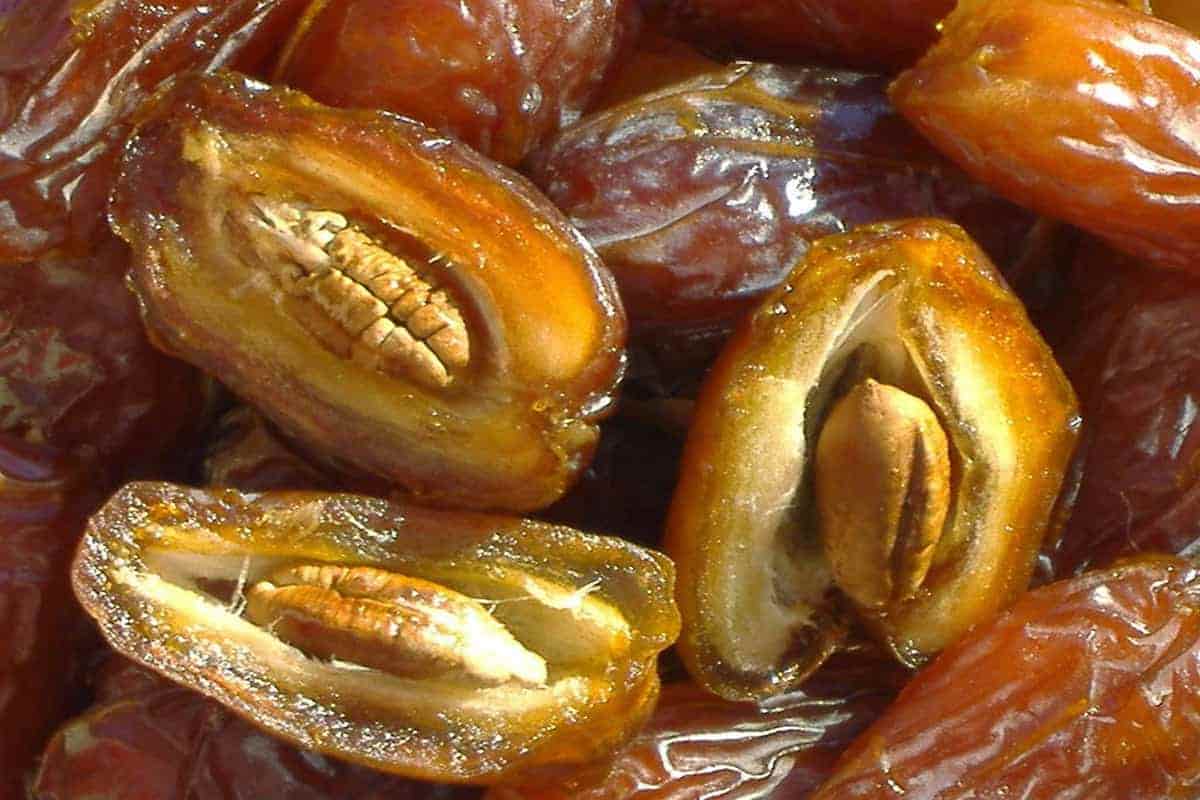 خرما طلایی قیروکارزین (رطب) قهوه ای روشن حاوی آهن کلسیم P