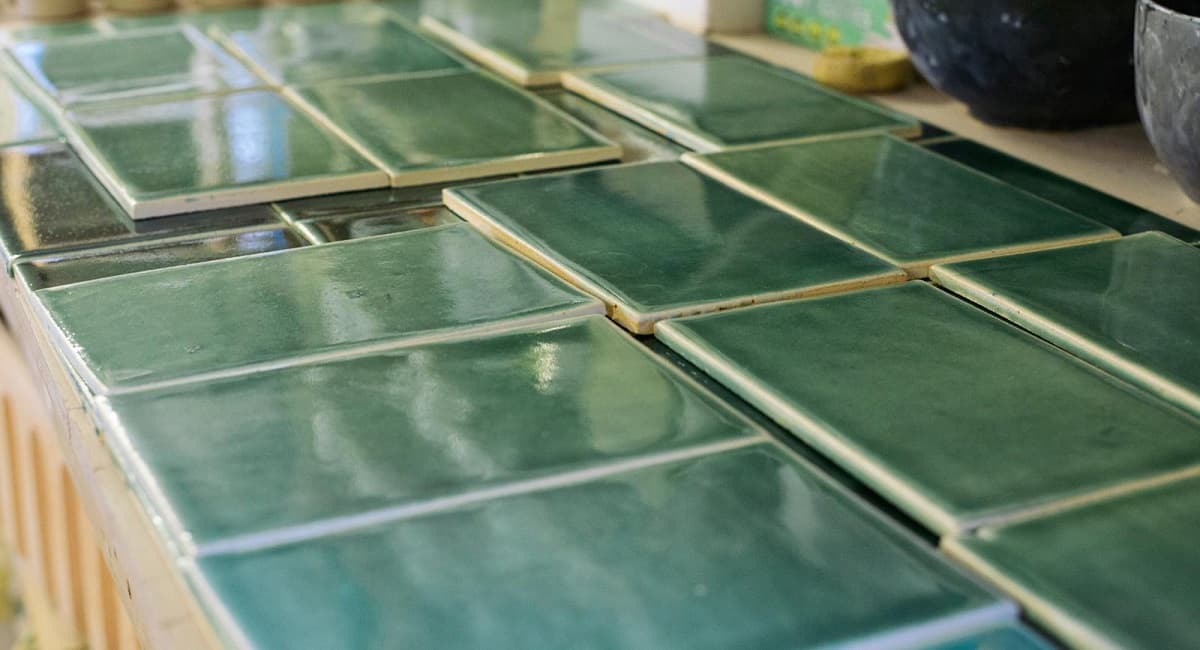 سرامیک استخری البرز (کاشی) لعابی شیشه ای ترکیب خاک رس فلدسپات کوارتز