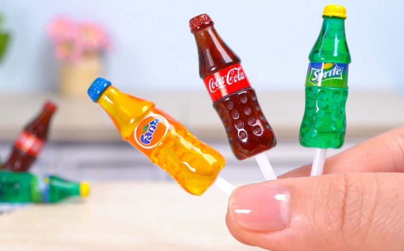 آبنبات چوبی نوشابه ای؛ طعم ملس کمی ترش 3 رنگ سیاه قرمز زرد