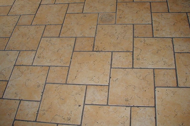 کاشی سرامیک خلازیر؛ طرح دار مربع مستعطیل 2 رنگ سفید طوسی