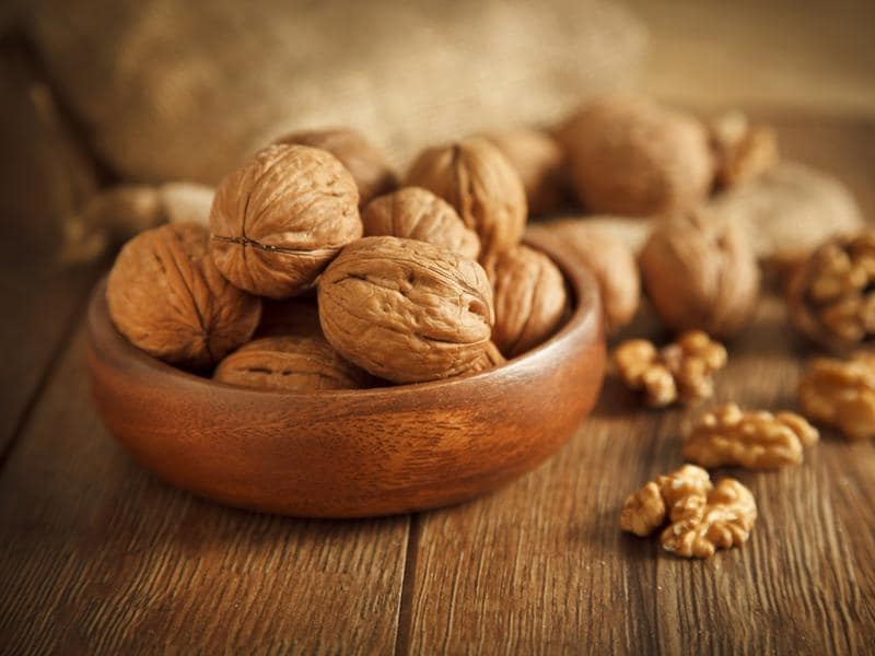 گردو و چاقی صورت؛ پوست نازک کاهش کلسترل حاوی روی IRON