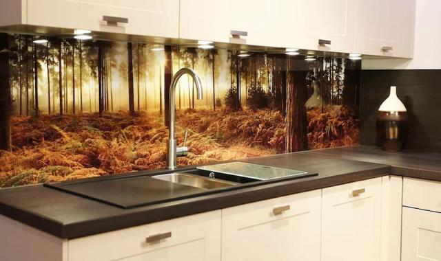 سرامیک سه بعدی بین کابینت؛ سنگ شیشه مقاوم مناسب نمای آشپزخانه
