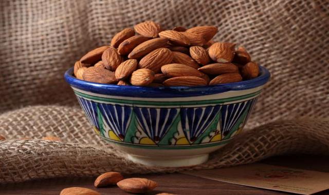 بادام کوهی یاسوج؛ پوست دار بدون پوست 2 نوع تلخ شیرین بسته ای فله ای