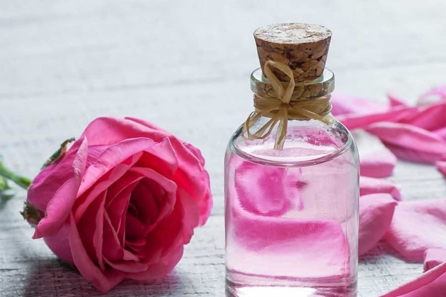 گلاب اصل میمند؛ ممتاز 2 آتیشه کاهش التهاب پوستی حاوی ویتامین C