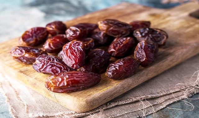 خرما برای زخم معده؛ قهوه ای تیره طبع گرم حاوی magnesium