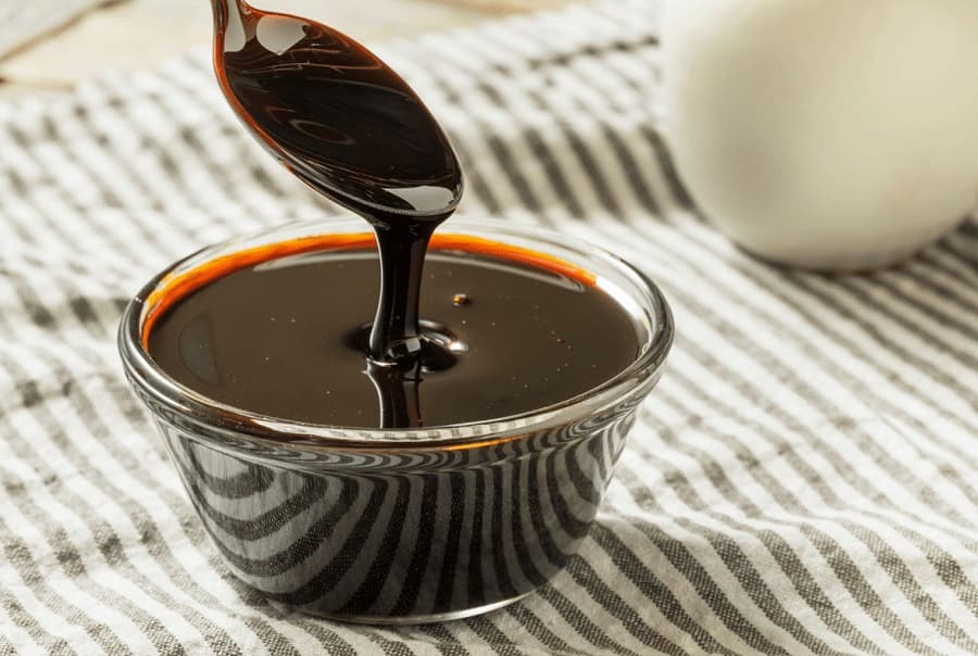 شیره خرما برای غلظت خون؛ قهوه ای شفاف حاوی ساکارز ویتامین B