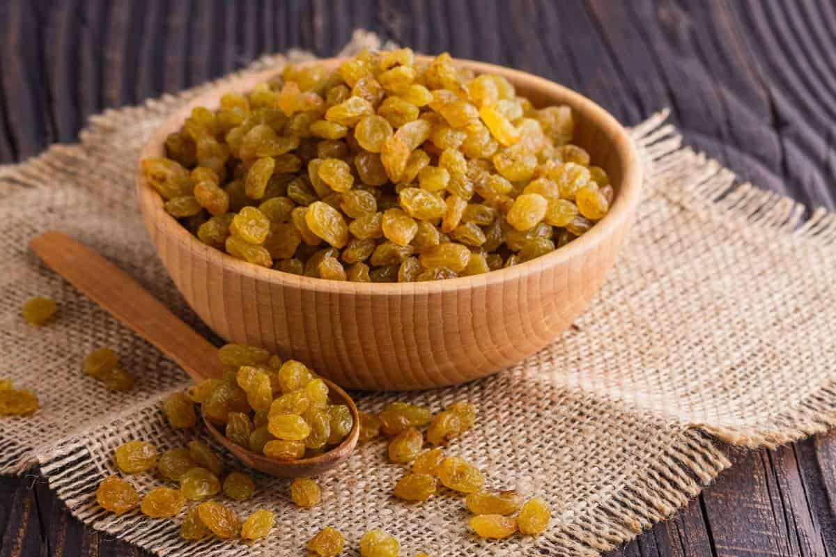 کشمش در کرج؛ تیزابی آفتابی مویز هسته دار 3 رنگ زرد سبز قهوه ای