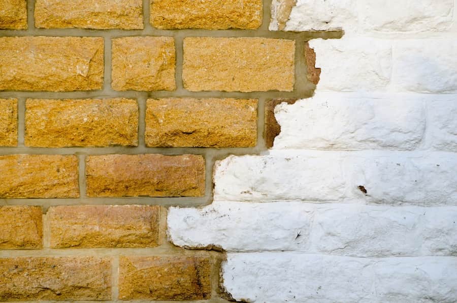 آجر بهمنی قزوین؛ قهوه ای روشن تیره ترکیب (خاک رس کوارتز چینی)