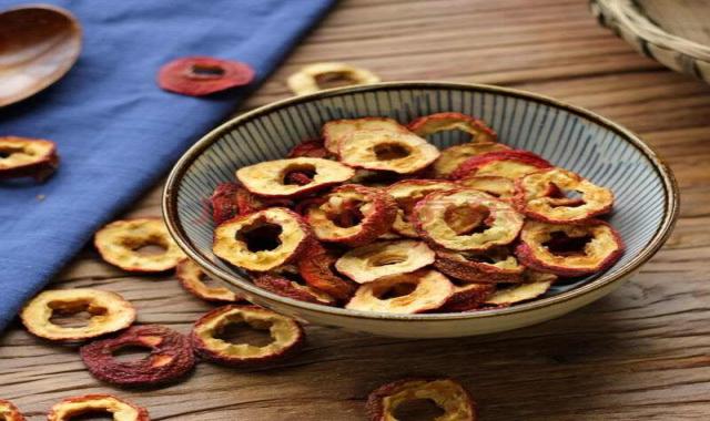 هلو خشک در بارداری؛ چیپسی ورقه ای ترد درمان گرفتگی عضلانی