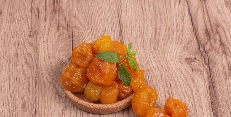 آلو بخارا طبع؛ سرد درمان یبوست حاوی مس روی iron