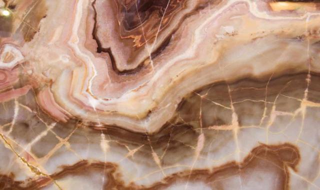 سنگ مرمر خام؛ مقاوم حرارت حاوی رگه ناخالصی وزن (2560) کیلوگرم