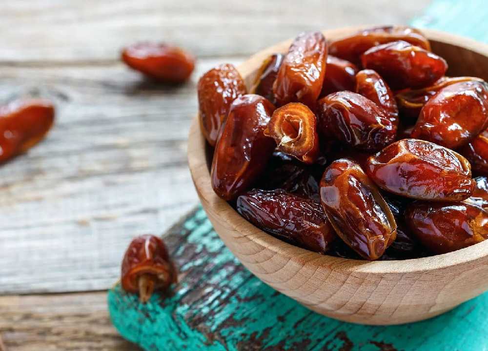 کالری خرما قهوه ای؛ طعم شیرین پوست نازک 2 نوع نرم خشک