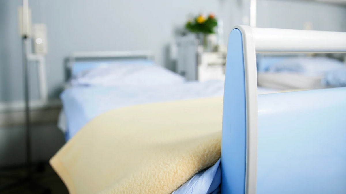 ملحفه ترگال بیمارستانی؛ نرم لطیف 2 رنگ آبی سفید متراژ 20 متری