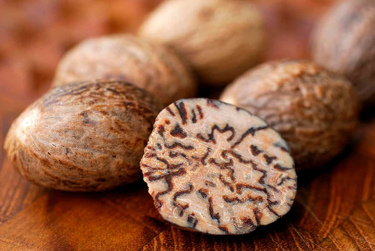 جوز هندی ادویه؛ طبع گرم تد خوش عطر مناسب غذا دریایی بهبود مشکلات جسمانی