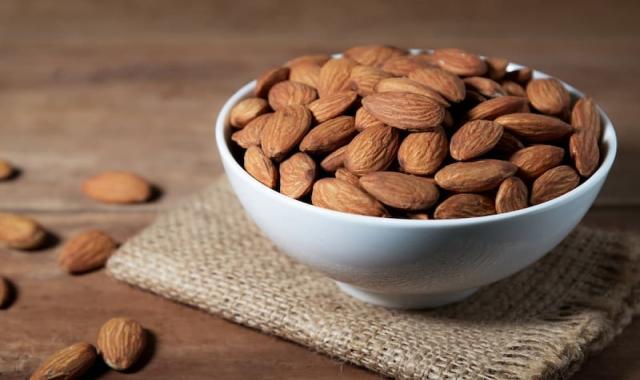 بادام درختی ایرانی؛ سنگی پوست کاغذی مامایی پروتئین Calcium