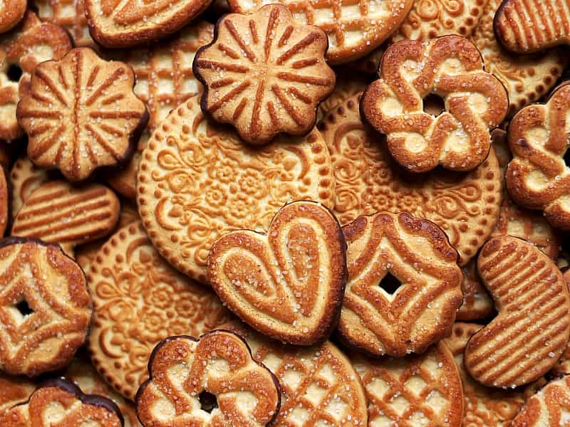 شیرینی جات یزد؛ شیرین خشک اسفنجی 3 نوع حاجی بادام کیک یزدی باقلوا