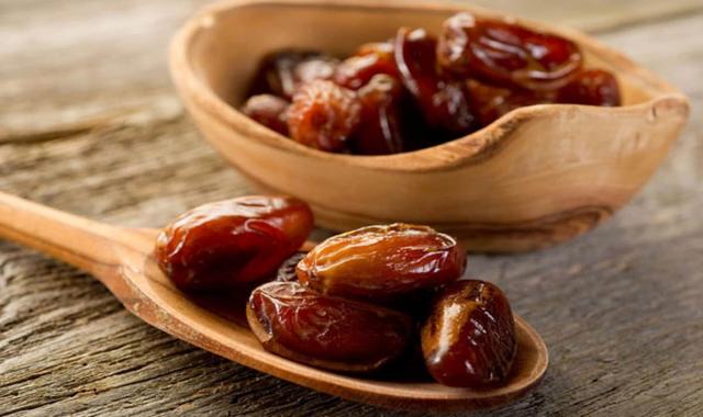 طبع خرمای خشک زرد؛ دسر کیک حاوی منیزیم روی ویتامین (A B)
