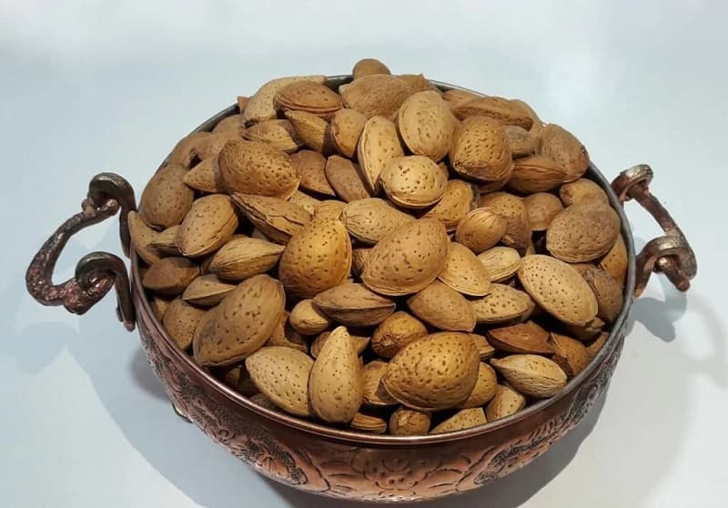 بادام سنگی مرغوب؛ پوست کاغذی طبع گرم خشک (مس منگنز) شهرکرد