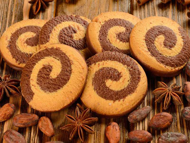 کیک و کلوچه رعنا؛ مهمانی مجالس (شکلاتی وانیلی پرتقالی) بسته بندی استاندارد