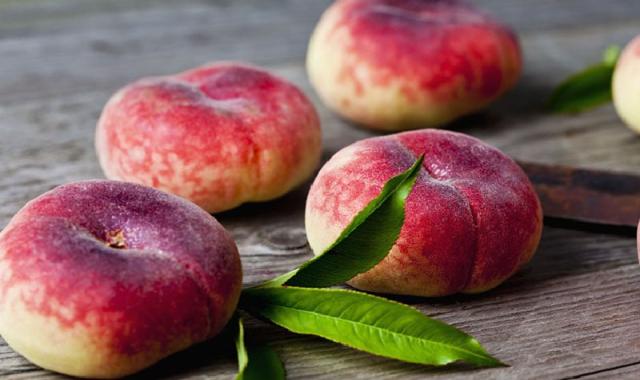 هلو انجیری در بازار (بشقابی) طبع سرد تر حاوی کلسیم phosphorus