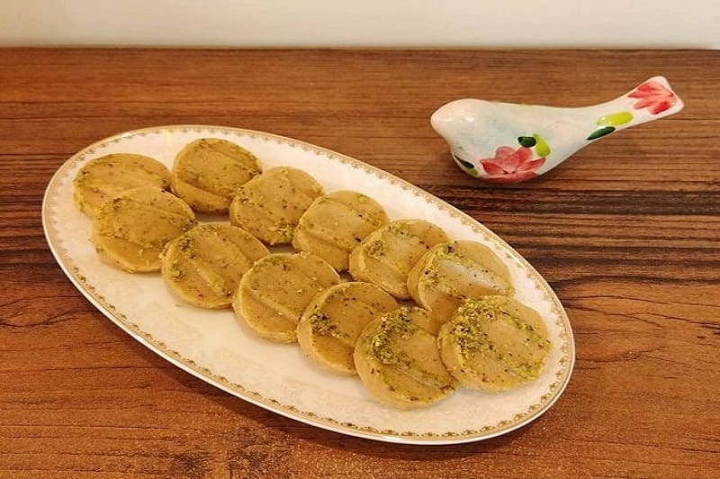 سوهان آردی یزد (شیرینی سنتی) برش گرد کوچک قهوه ای کم رنگ Sohan