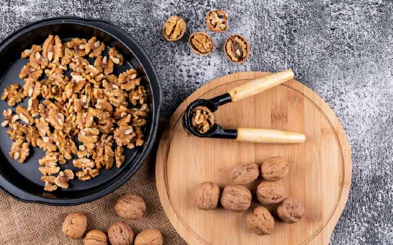 مغز گردو سالم؛ سفید روشن صبحانه چاشتی کلسیم روی walnut