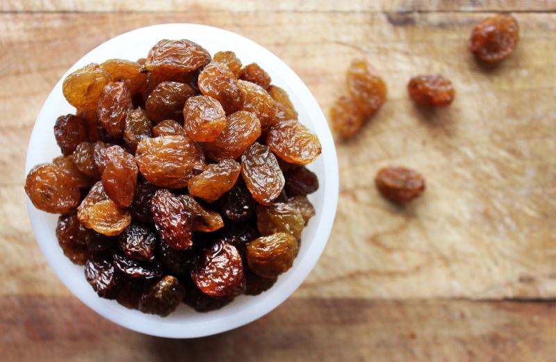 کشمش تاک نشان (انگور خشک) تیزابی قلمی سورت شده خوش رنگ