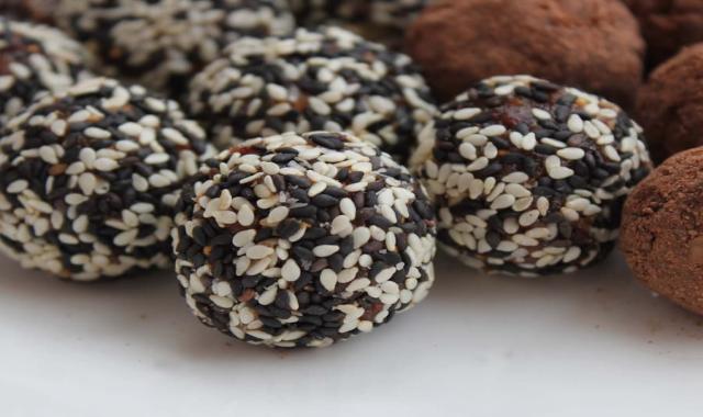 توپک خرما با بادام؛ بافت نرم لطیف شیرینی طبیعی (1000 900 500) گرم