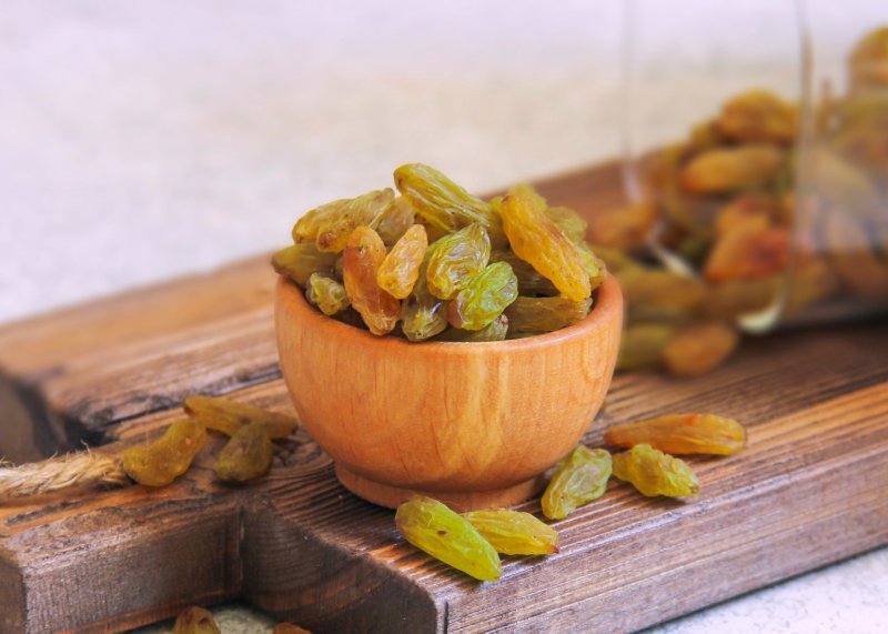 کشمش کاشمر صادراتی (انگور خشک) تیزابی پلویی قلمی طبع گرم