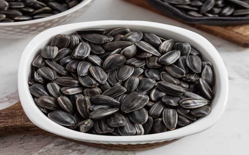 تخمه آفتابگردان زیتون؛ دورسفید مشکی حاوی فسفر Calcium